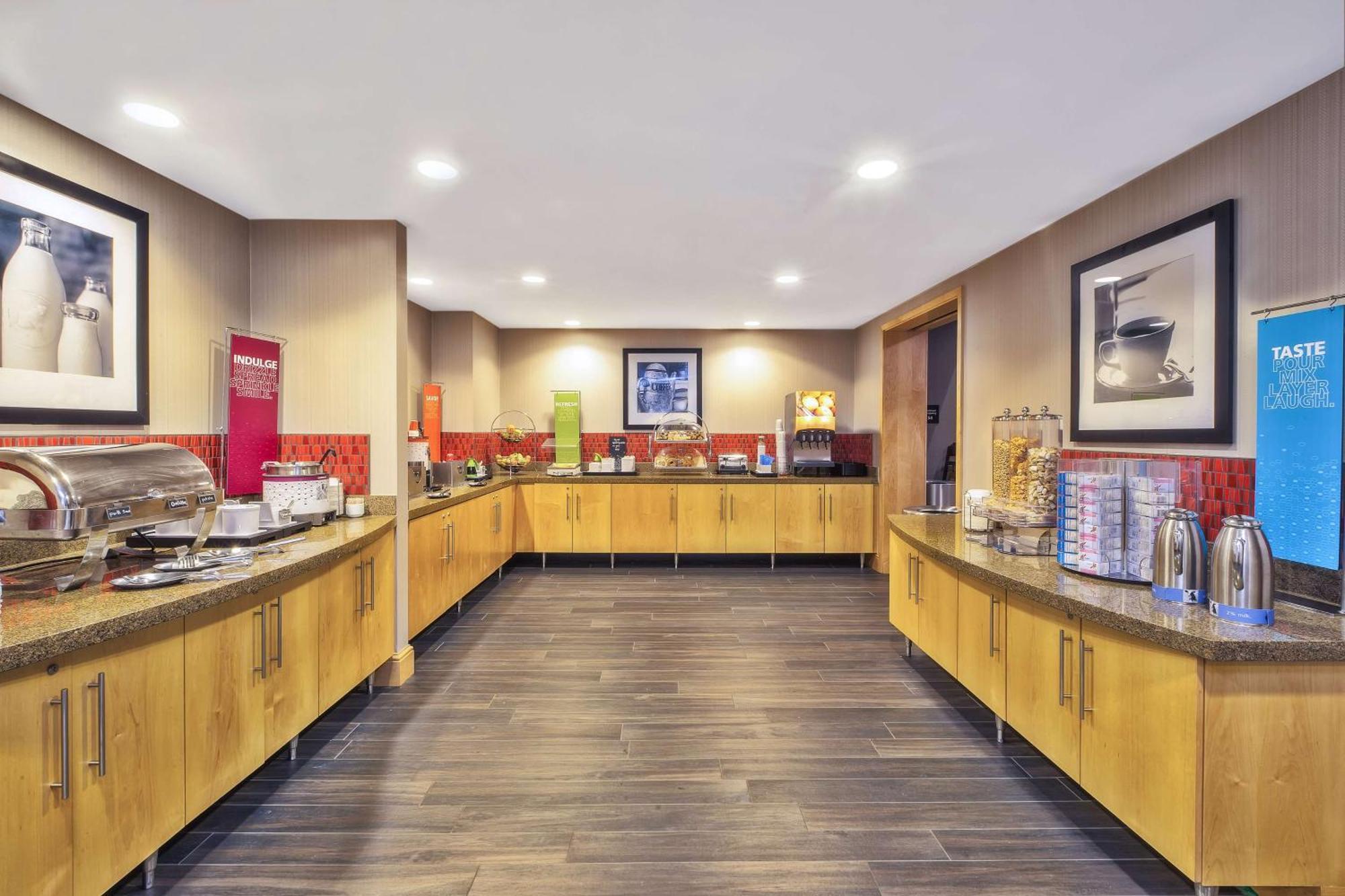 Hotel Hampton & - West Madison