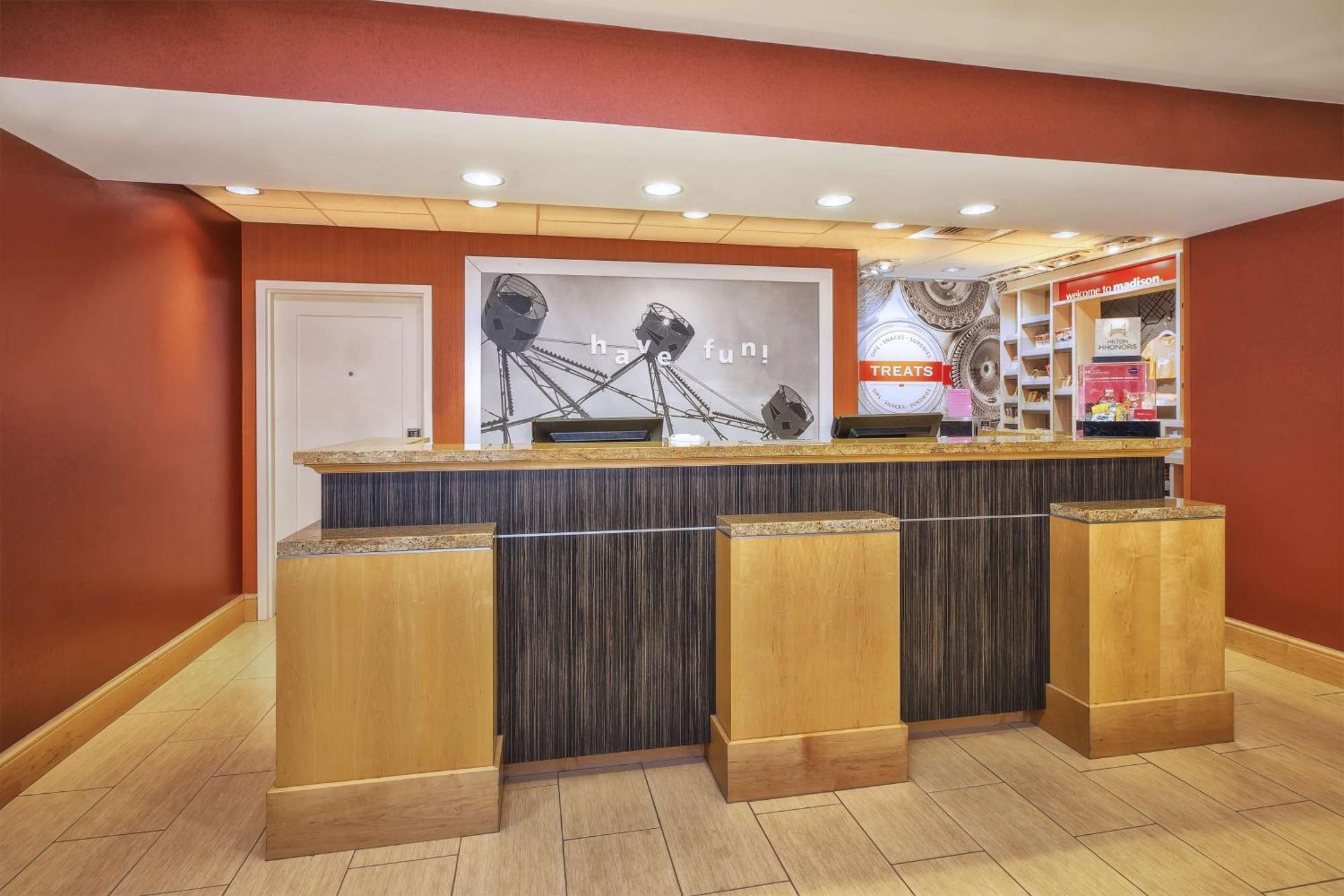 Hotel Hampton & - West